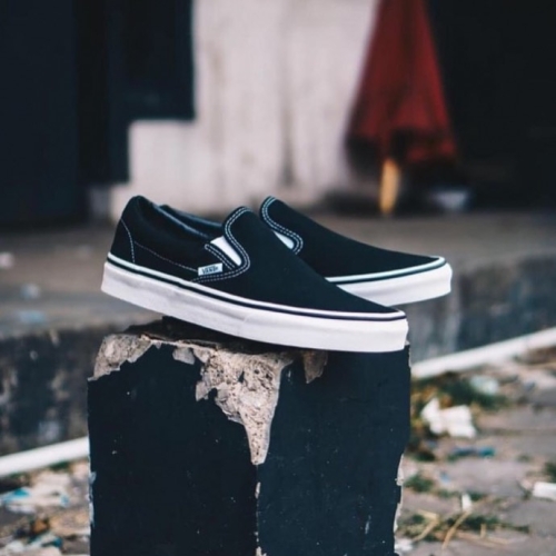 SLIP ON BLACK WHITE