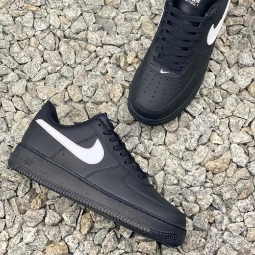 NlKE AIR FORCE 1 CORE BLACK 