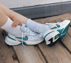 NIKE V2K RUN WHITE DUSTY CACTUS (1)