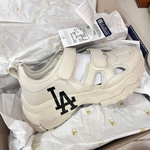 MLB CHUNKY MASK WHITE AND GUM 