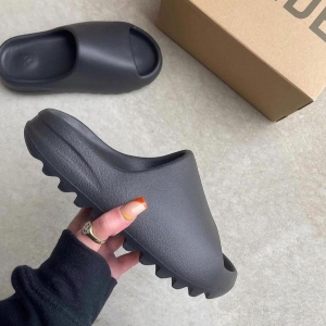 Yeezy Slide Dark Onyx 